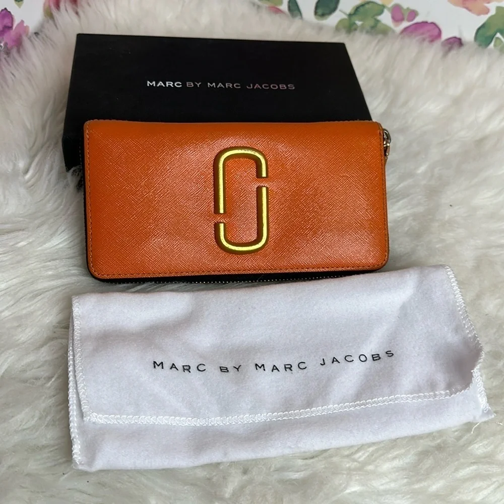 💯Authentic Marc by Marc Jacobs Orange Zip Wallet🍀
